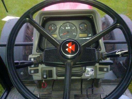 Kierownica i panel sterowania w używanego ciągnika rolniczego Massey Ferguson 8150