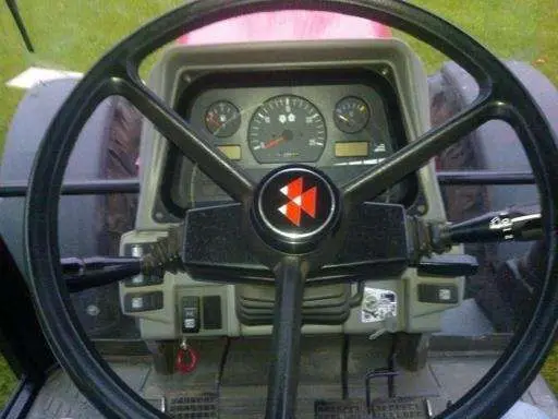 Kierownica i panel sterowania w używanego ciągnika rolniczego Massey Ferguson 8150