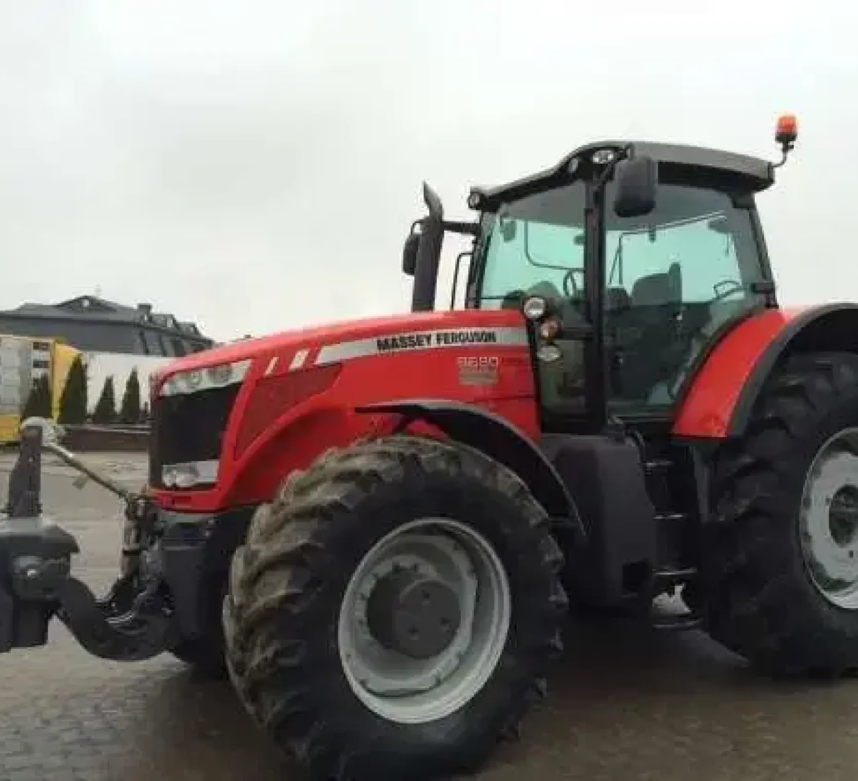 Oferta korbanek.pl  zdjęcie boku ciągnika rolniczego Massey Ferguson 8680 