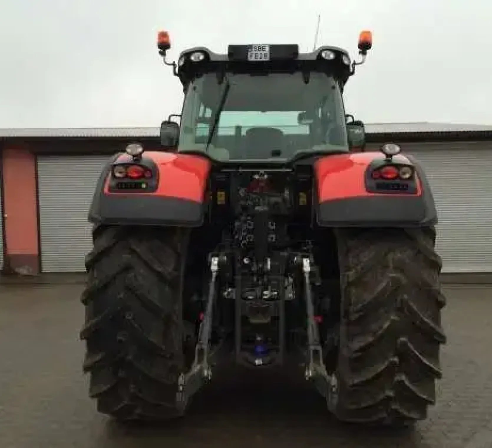 Tylne opony oświetlenie zaczep w traktorze Massey Ferguson 8680 z korbanek.pl