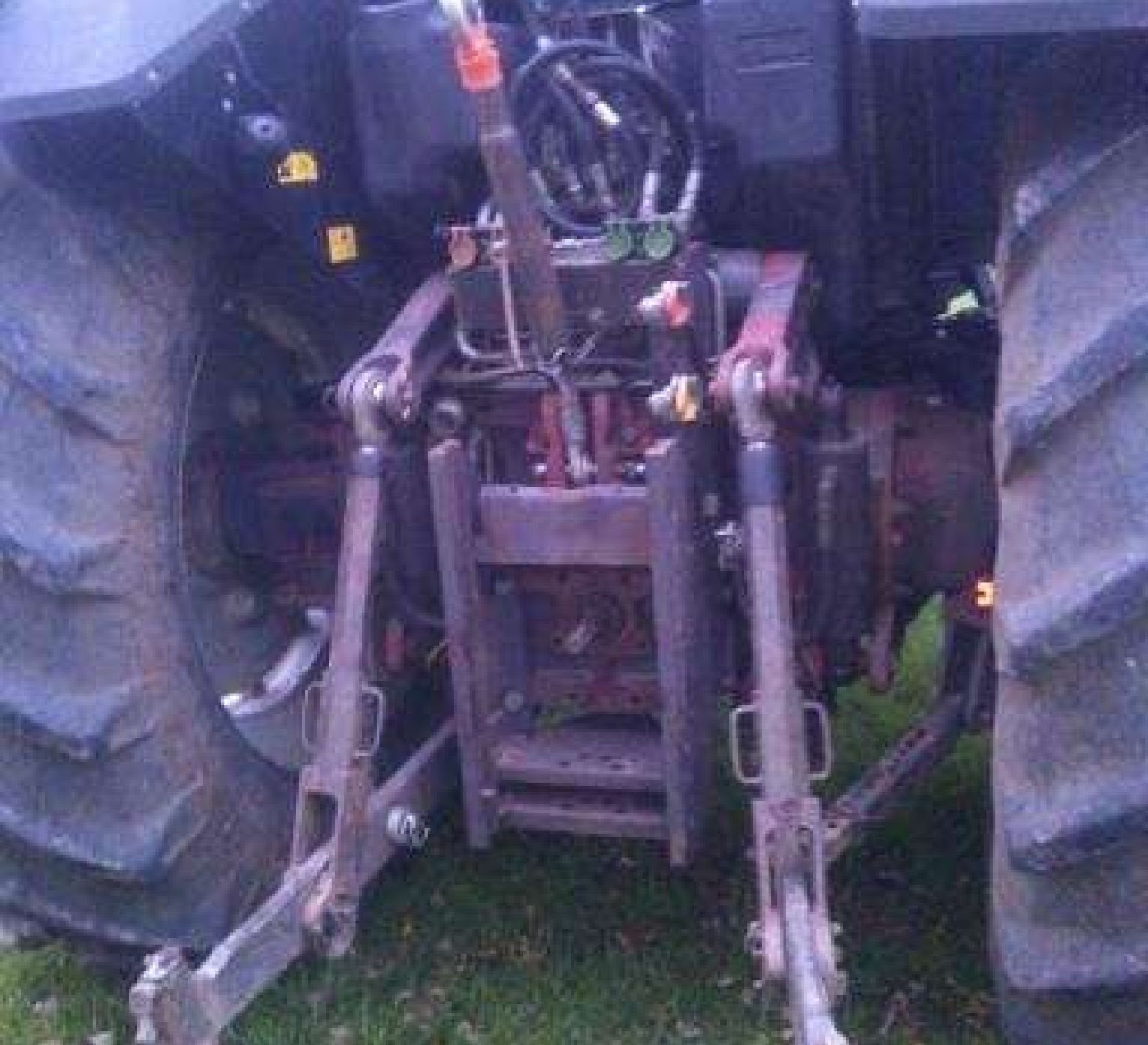 Zaczep tylny i układ montowania narzędzi ciągnika rolniczego MAssey Ferguson 8150
