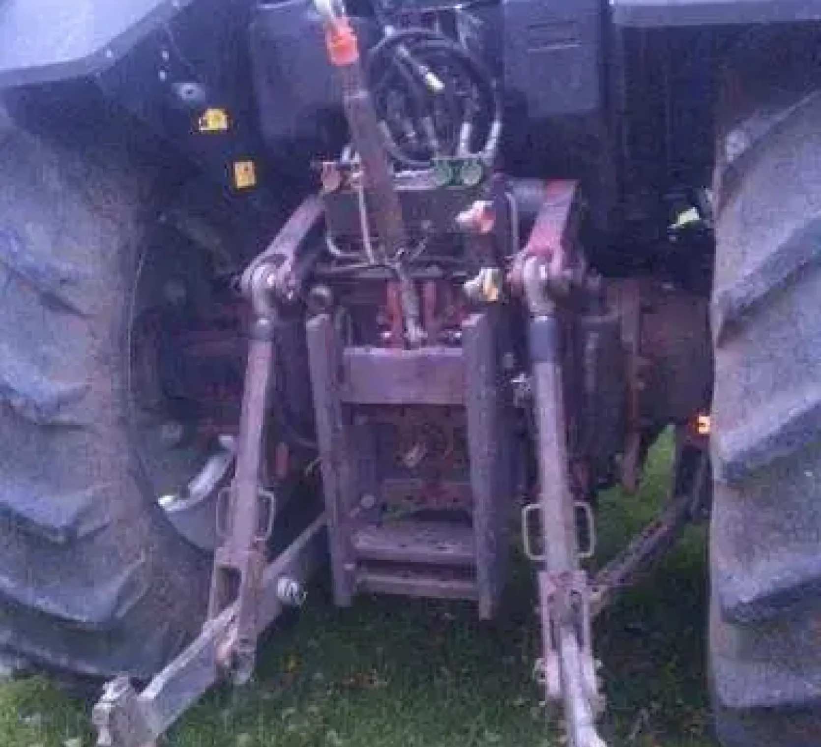 Zaczep tylny i układ montowania narzędzi ciągnika rolniczego MAssey Ferguson 8150