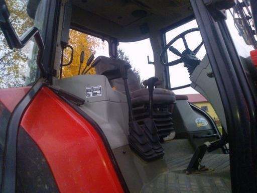 Fotel operatora i kierownica w ciągniku Massey Fergusom 8150