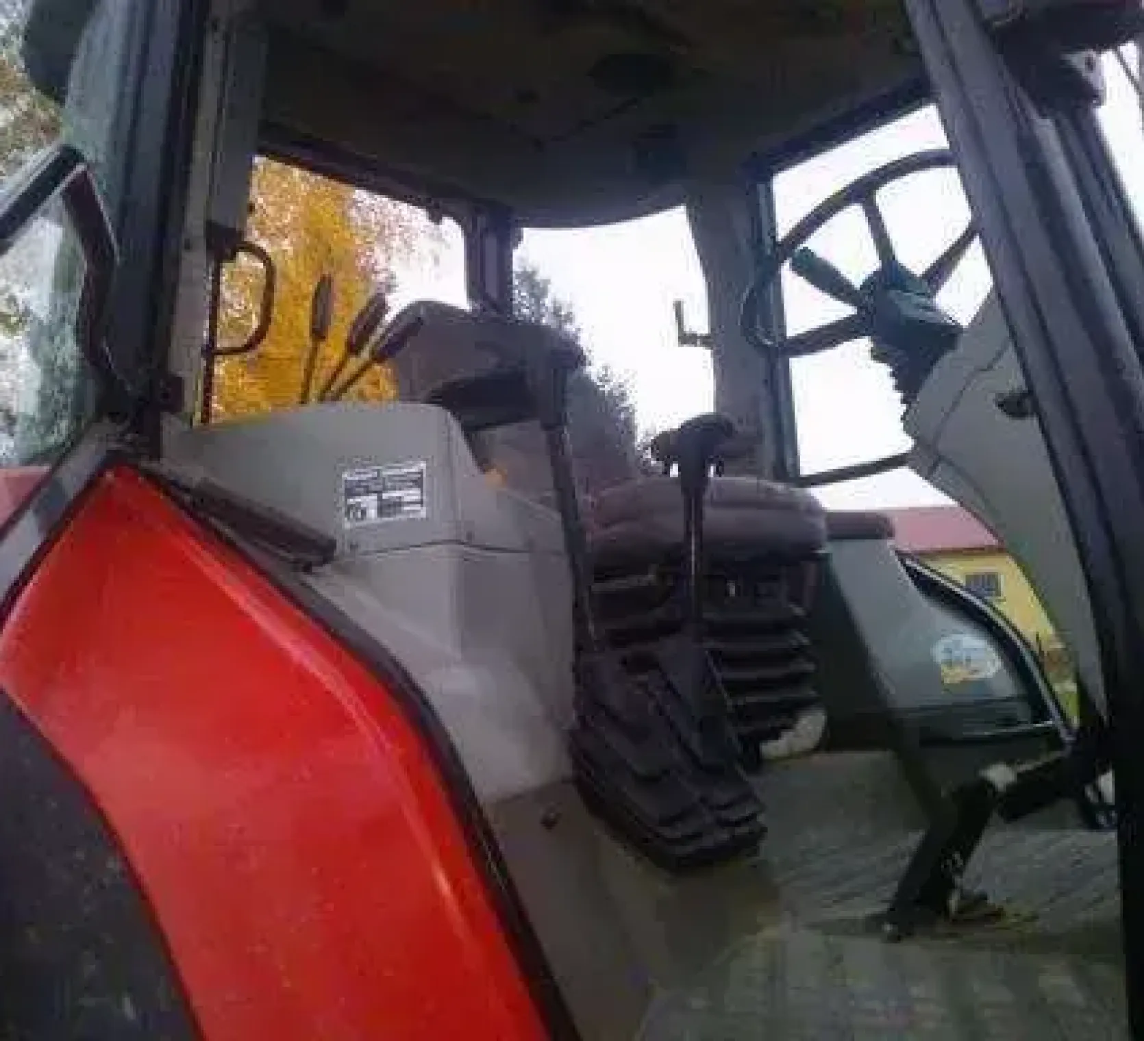 Fotel operatora i kierownica w ciągniku Massey Fergusom 8150
