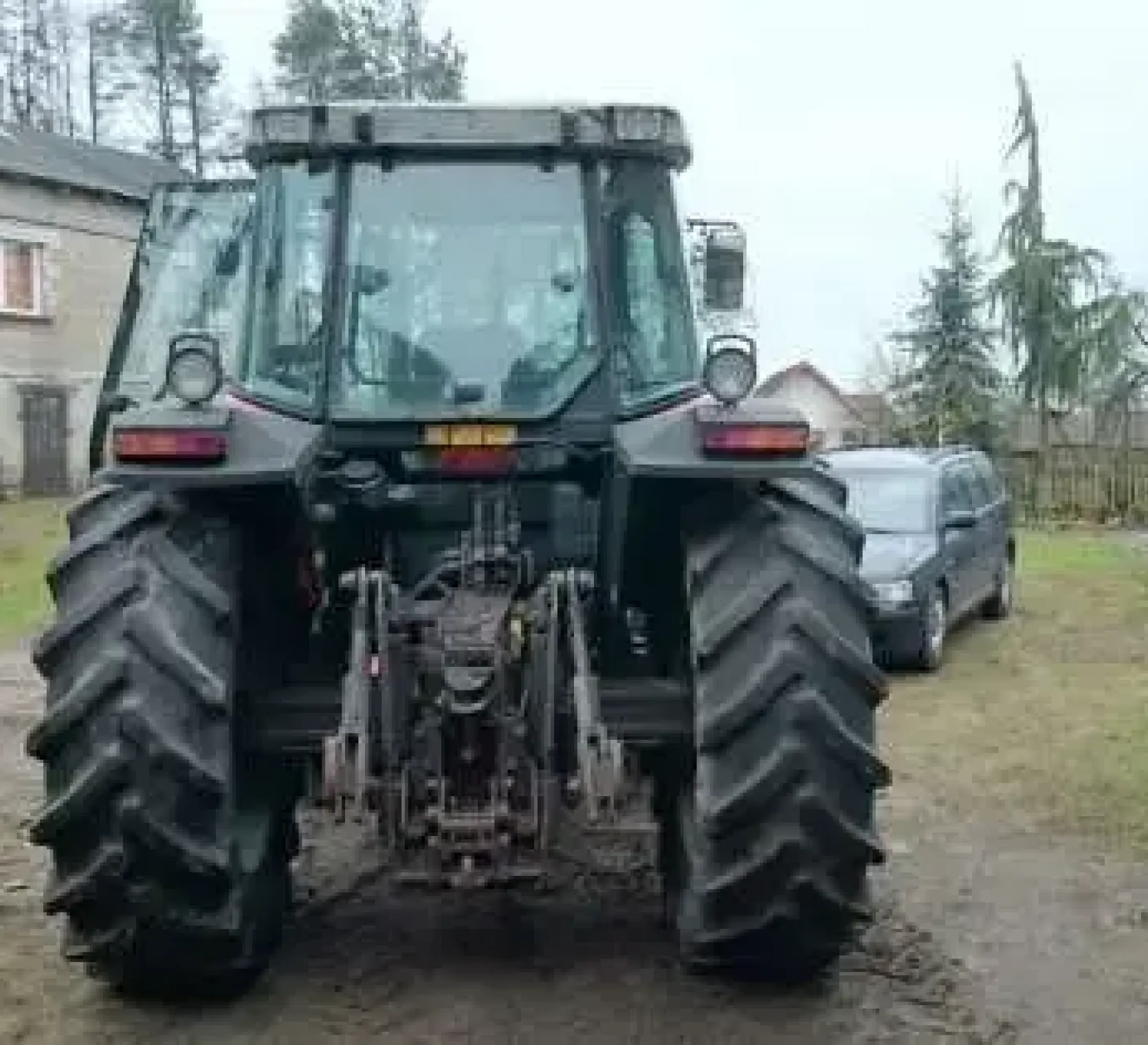 Tylny tuz ciągnika MF 6150 wyjścia hydrauliczne