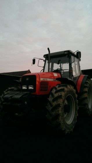 Ciągnik rolniczy Massey Ferguson 4270 zdjęcie artystyczne korbanek