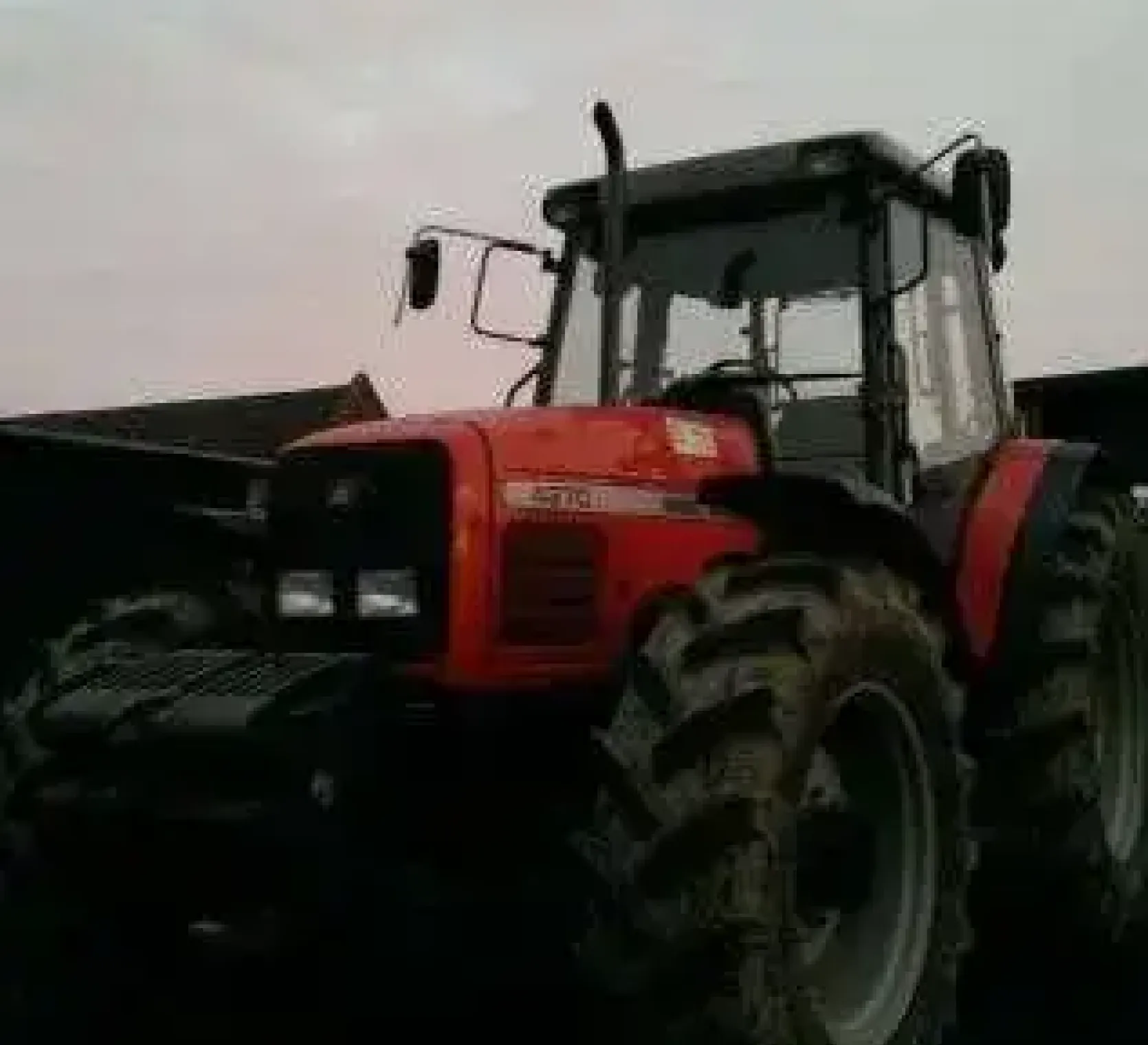 Ciągnik rolniczy Massey Ferguson 4270 zdjęcie artystyczne korbanek
