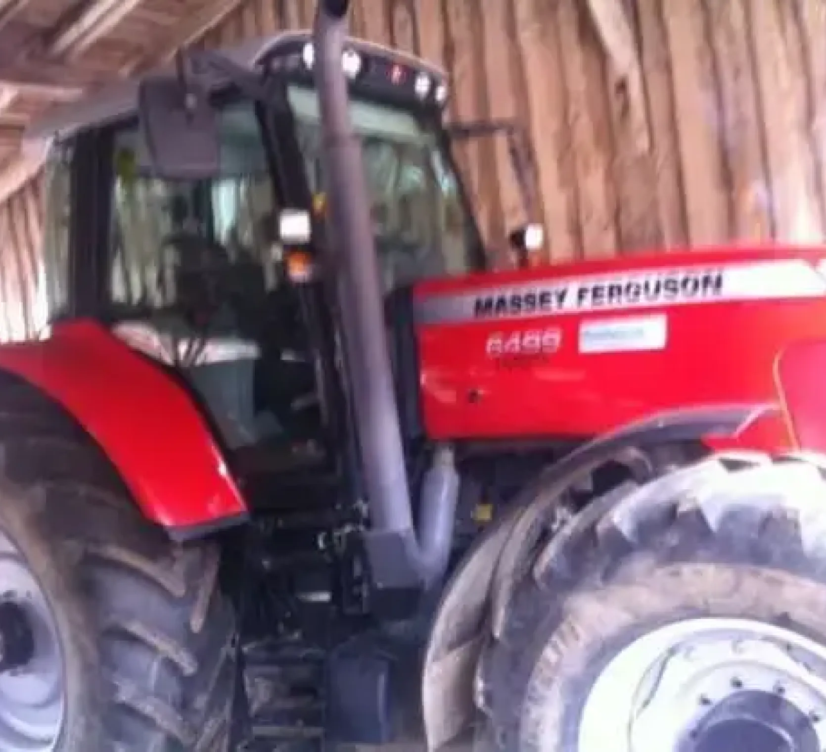 Ciągnik Massey Ferguson 6499 z 2008 roku w garażu