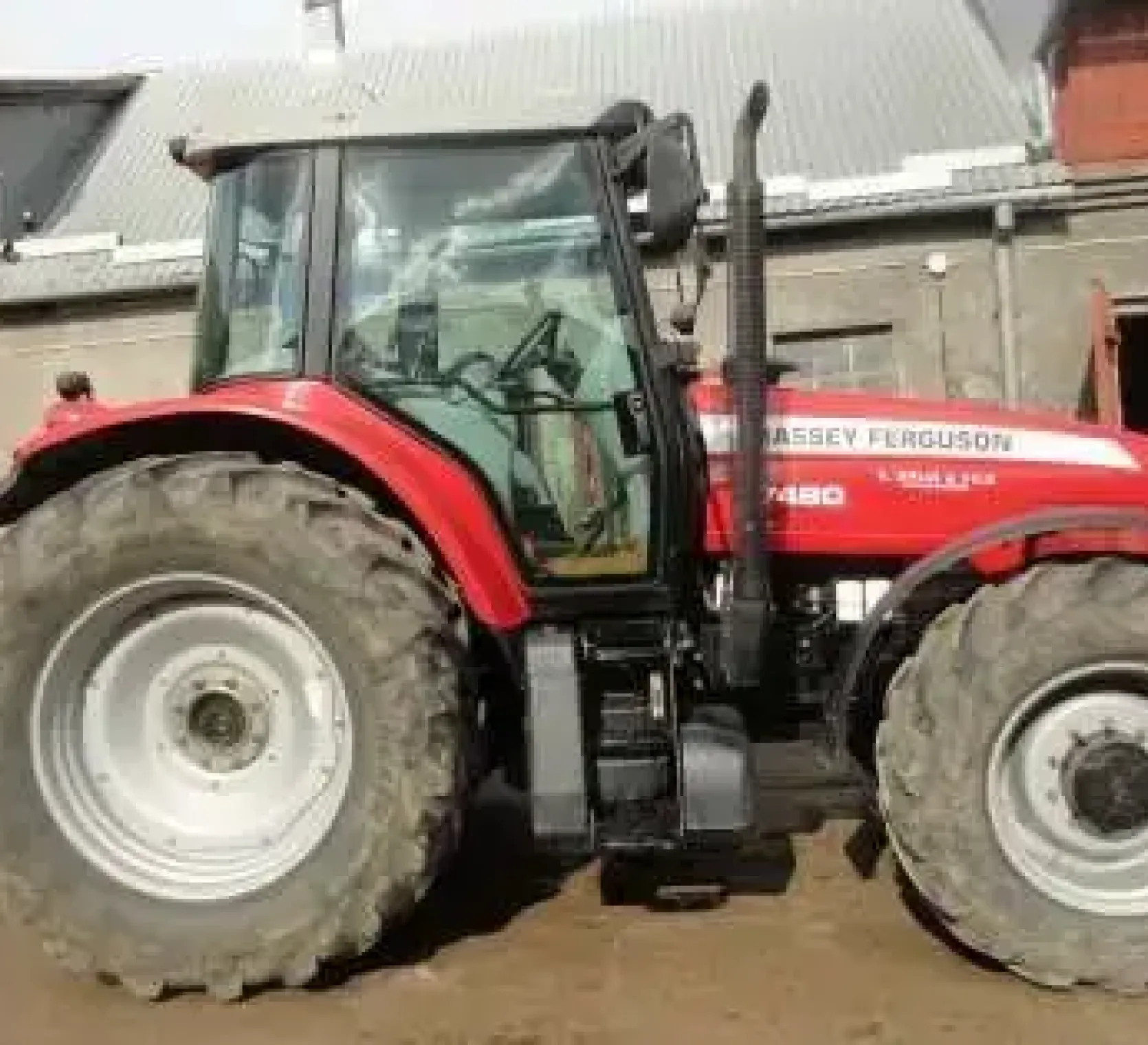 Ciągnik Massey Ferguson 7480 Dyna VT - korbanek na placu