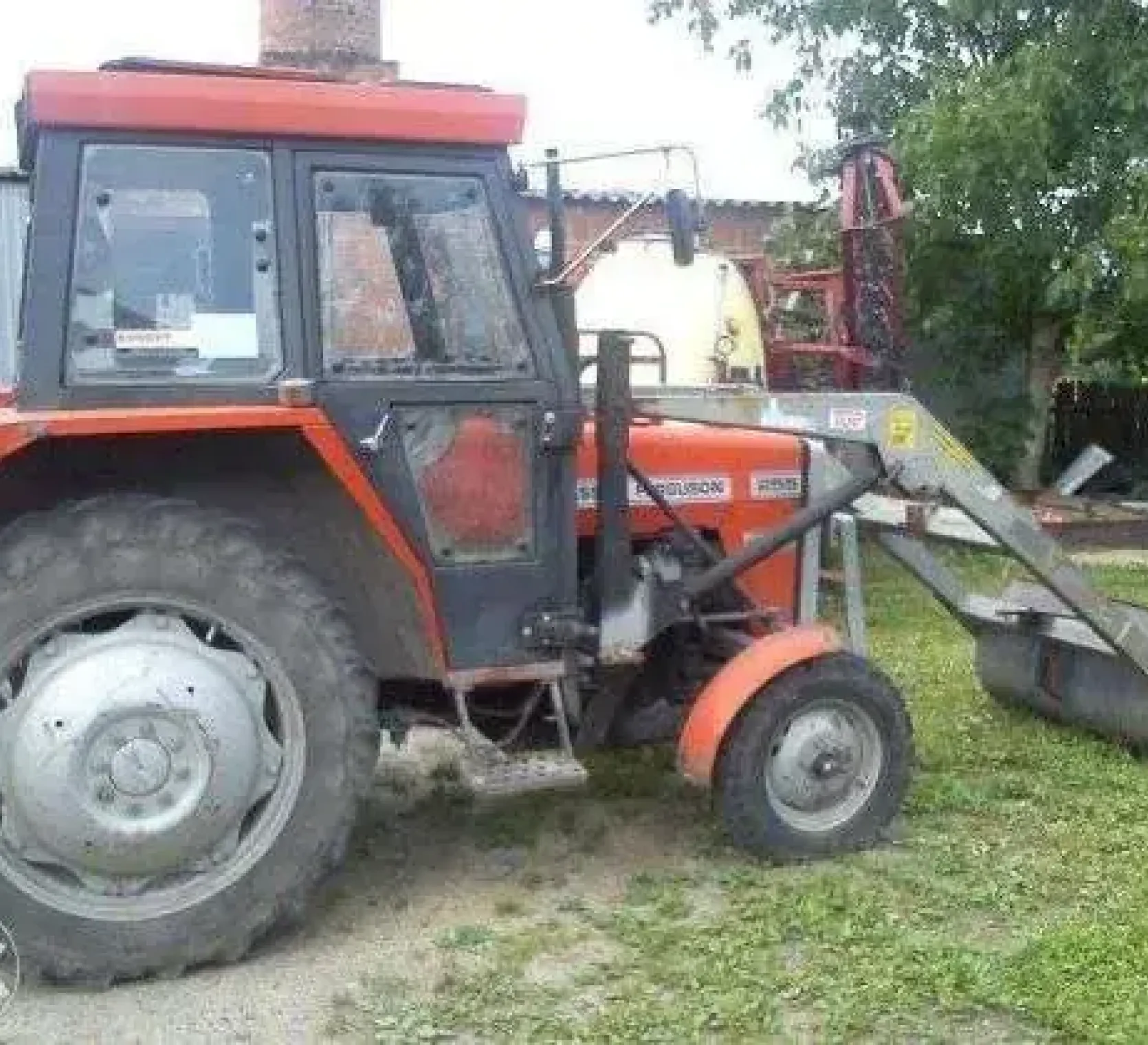 Ciągnik Massey Ferguson 255 z ładowaczem z łyżką korbanek kultowy stary 