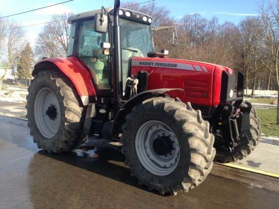 Ciągnik Massey Ferguson z przednim TUZem 7495