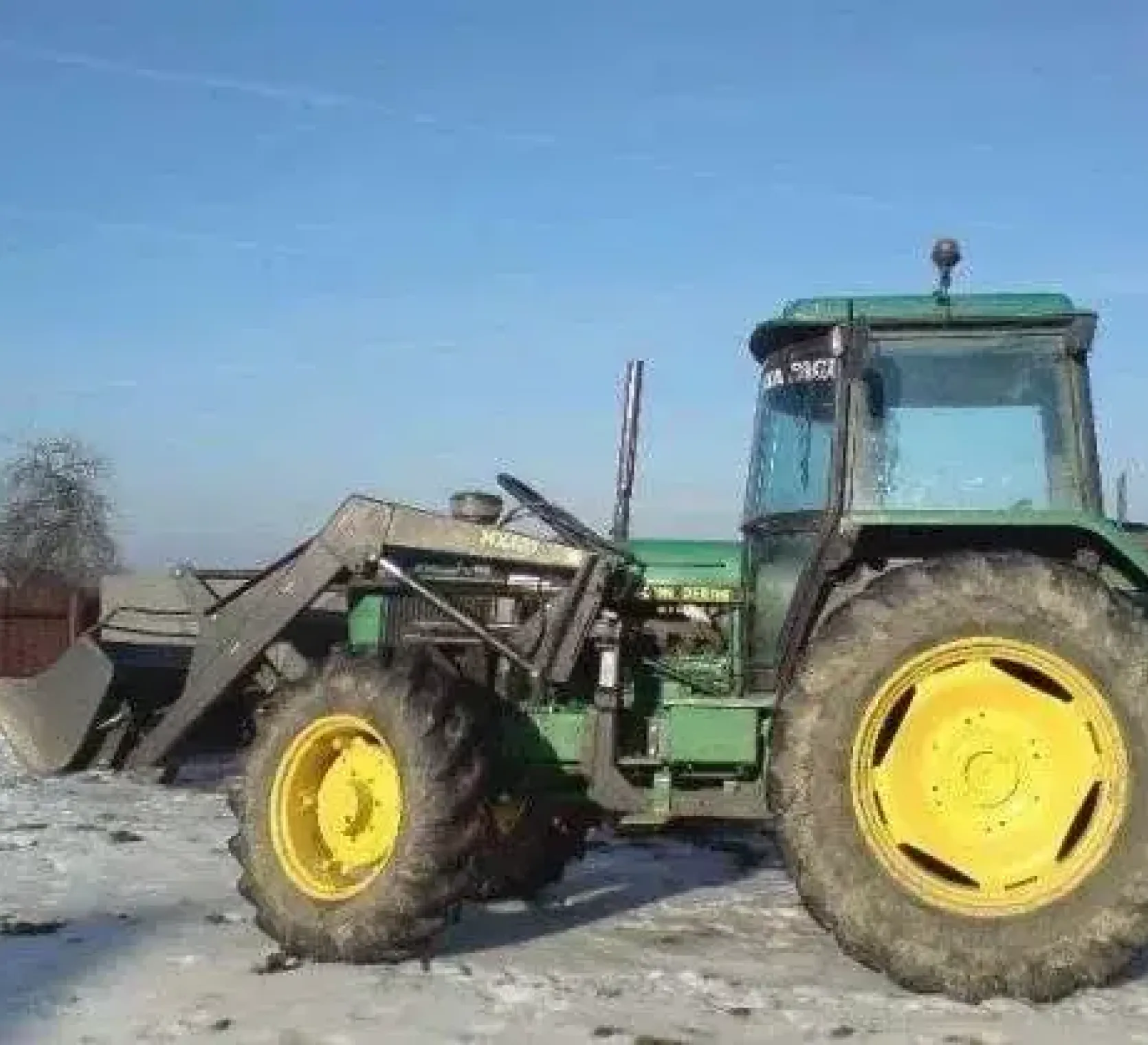 John Deere 3050 z ładowaczem czołowym widok z boku korbanek.pl
