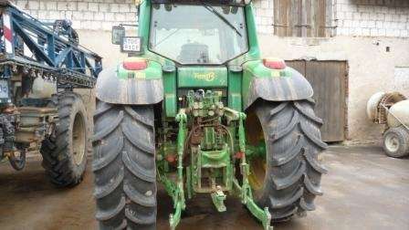Fotografia przedstawiająca tył ciągnika używanego John Deere 6920.