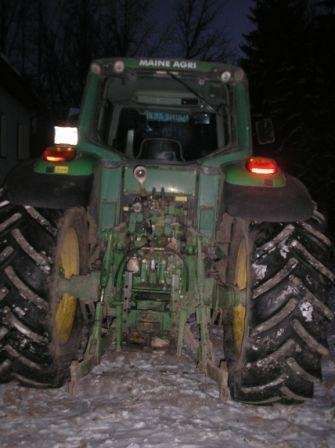 Widok z tyłu ciagnika John Deere 6820 .