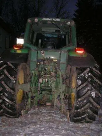 Widok z tyłu ciagnika John Deere 6820 .