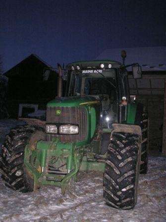 Widok z przodu ciągnika John Deere 6820 , uzywanego, w dobrym stanie.