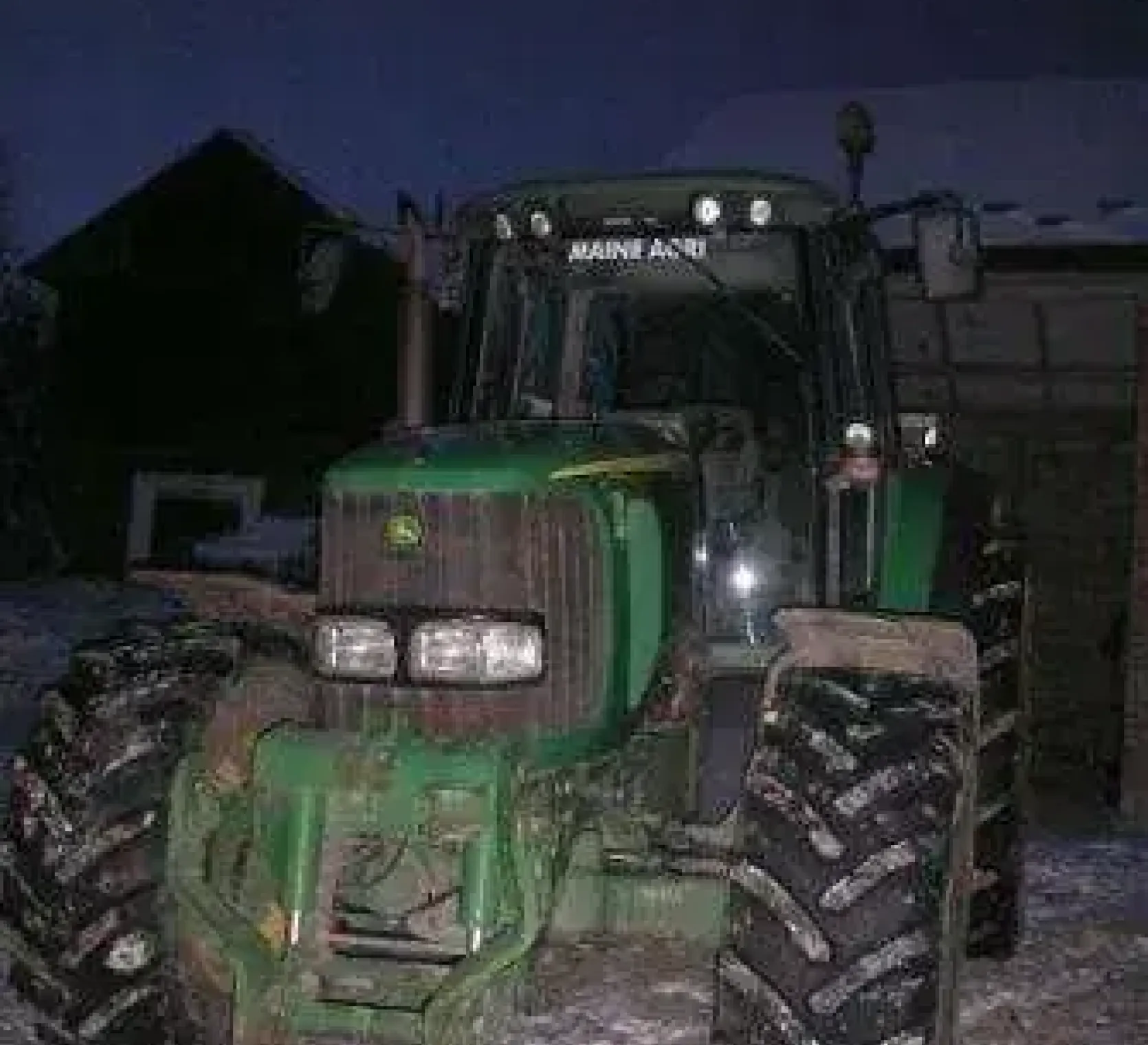 Widok z przodu ciągnika John Deere 6820 , uzywanego, w dobrym stanie.