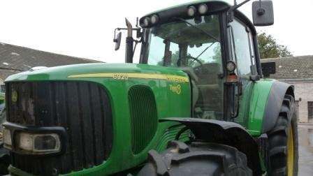 Widok maski w używanym ciągniku John Deere 6920.