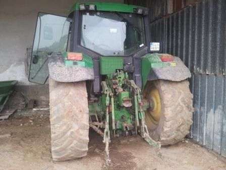 Fotogrfia od tyłu ciągnika John Deere 6410 .