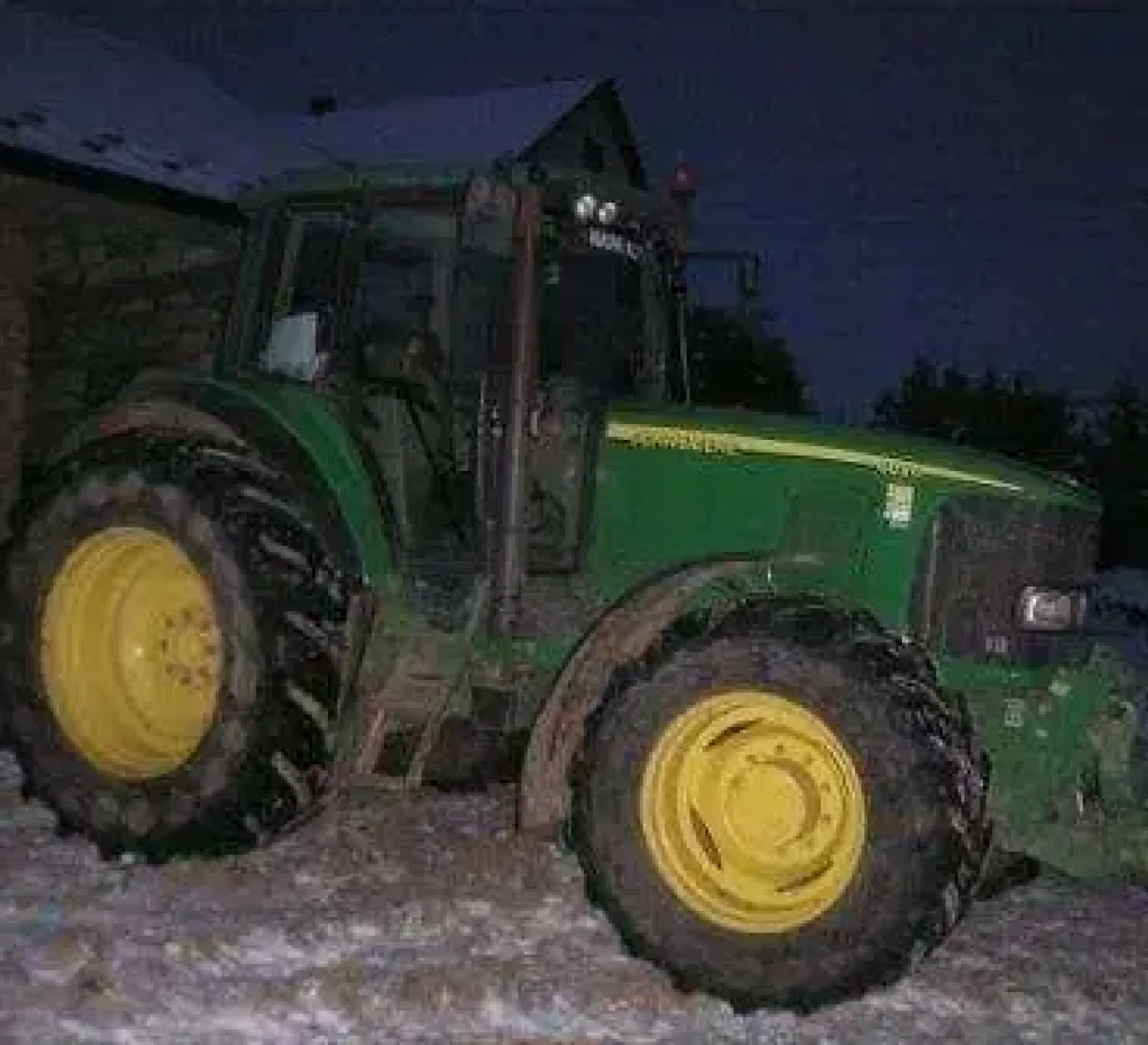 Zdjęcie przedstawiające bok ciągnika John Deere 6820.