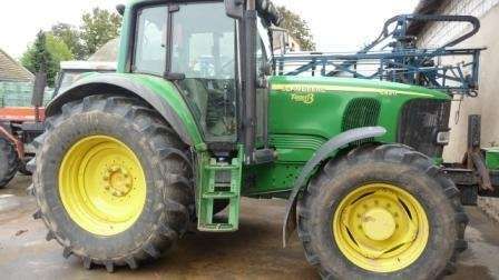 Widok z boku ciągnika John Deere 6920 używany.