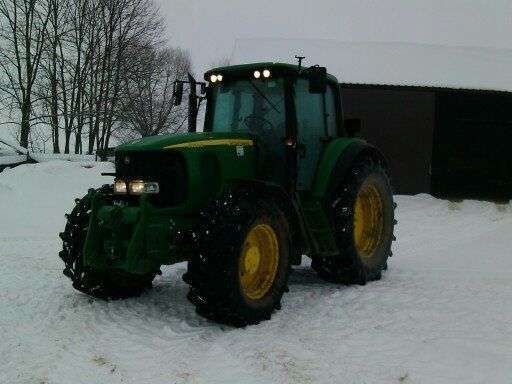 Traktor John Deere 6920 S widok z przodu i z boku.
