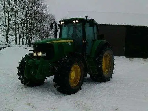 Traktor John Deere 6920 S widok z przodu i z boku.