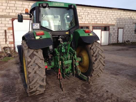 Tylny tuz w ciągniku rolniczym John Deere 6610 od korbanek.pl