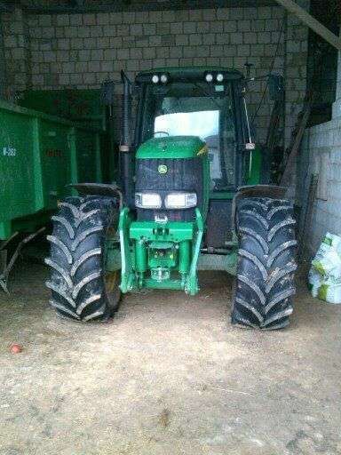 Widok z przodu ciągnika uzywanego John Deere 6920 S używanym.