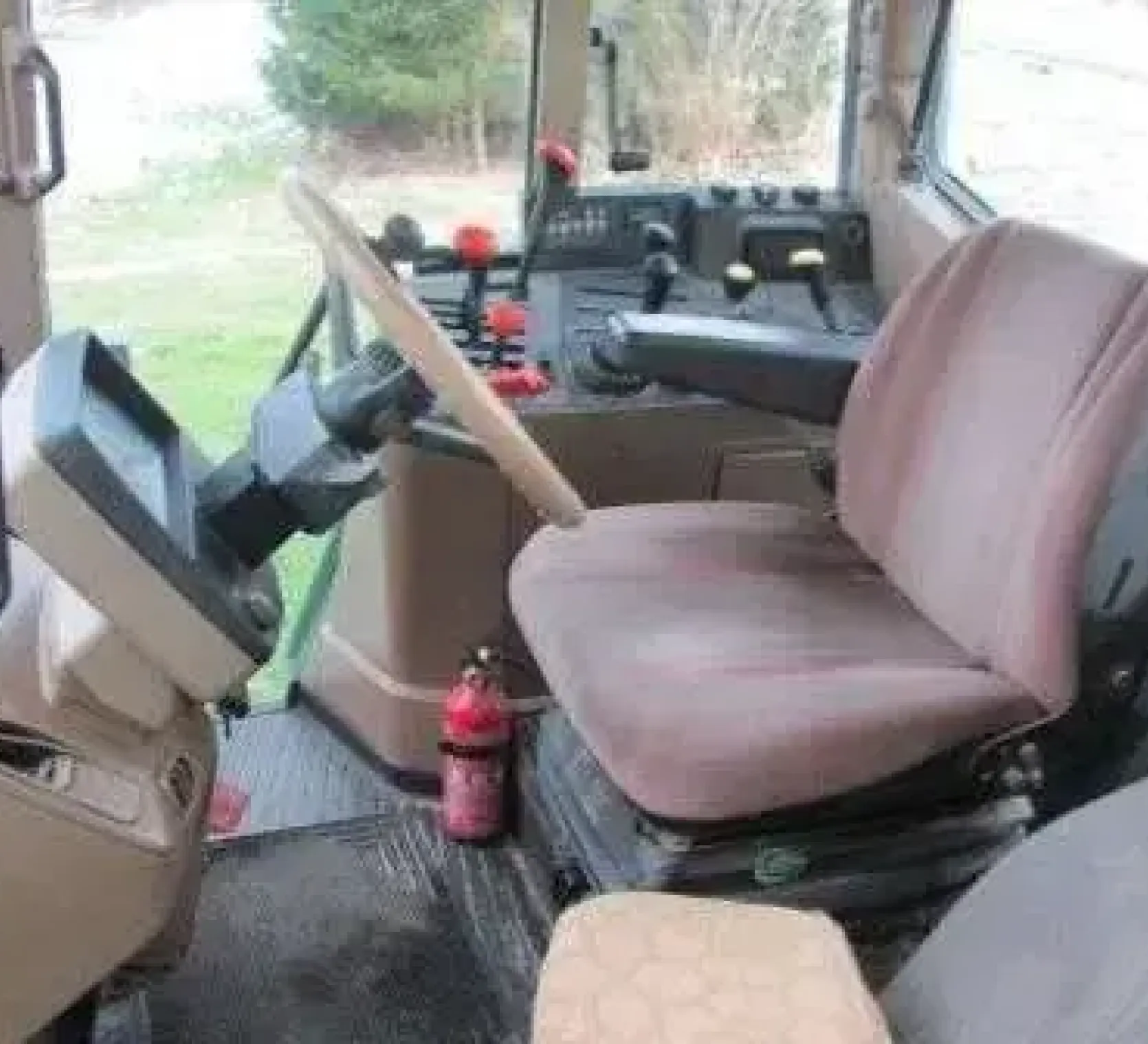 Zdjęcie wnetrza kabiny w ciągniku John Deere 6400