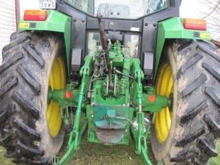 Zdjęcie przedstawiające zaczep tylny w ciagniku John Deere 6400