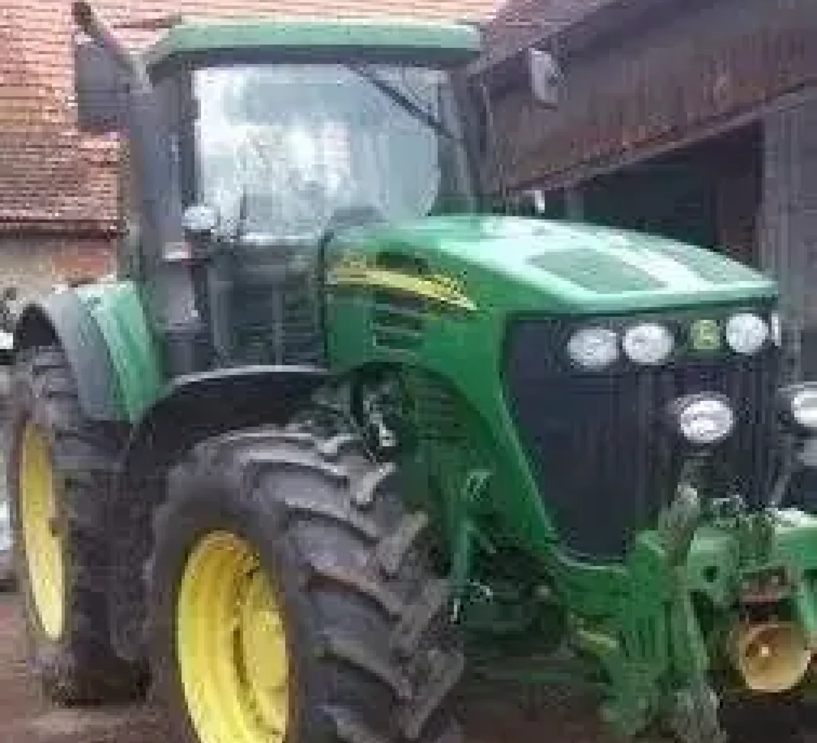 Widok z przodu i z boku od strony pasażera w ciągniku John Deere 7720 .