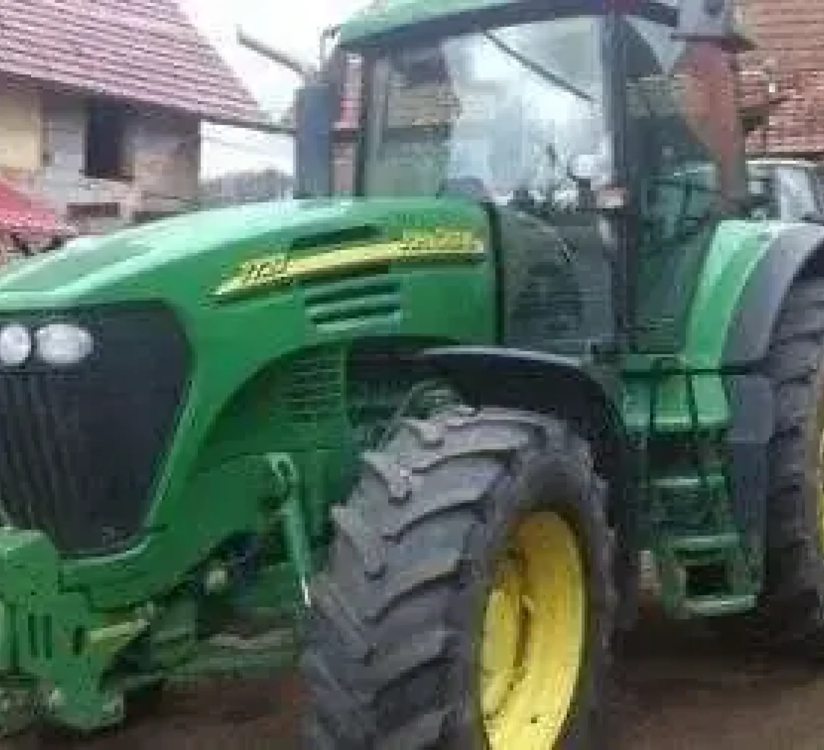 Widok z przodu i z boku ciągnika John Deere 7720.