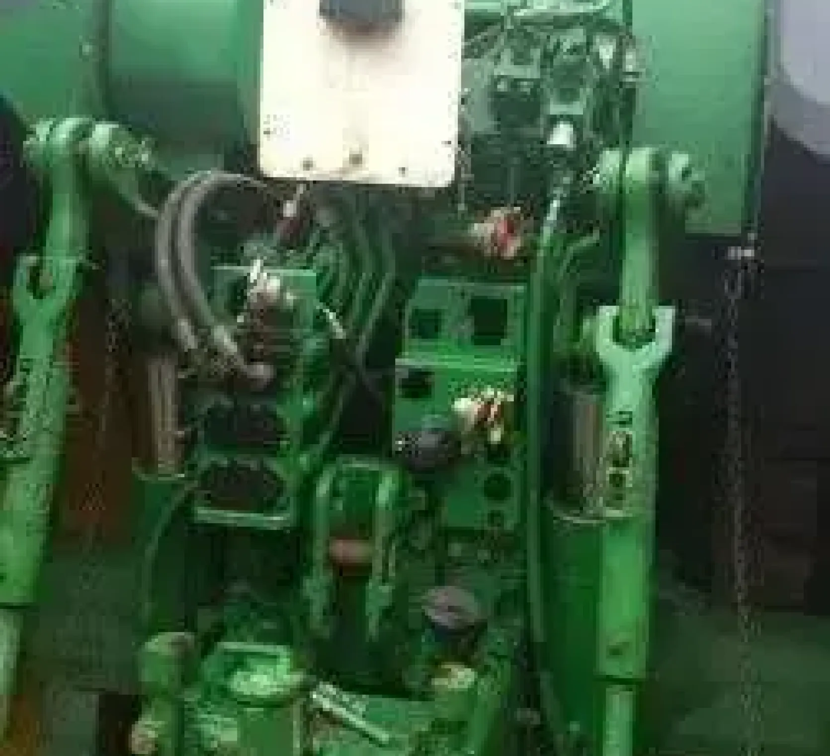 Zaczep tylny w ciągniku John Deere 7720.