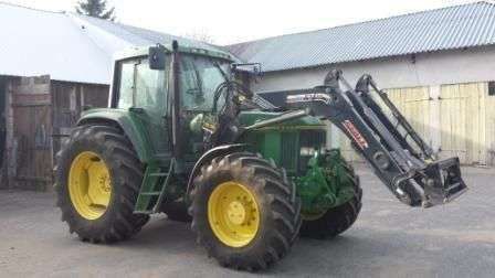 Widok z boku ciągnika uzywanego John Deere 6900, z ładowaczem.