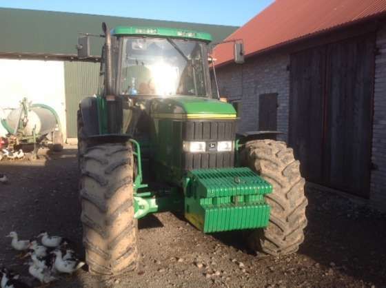 John Deere 6910 ujęcie z przodu korbanek obciążniki przednie