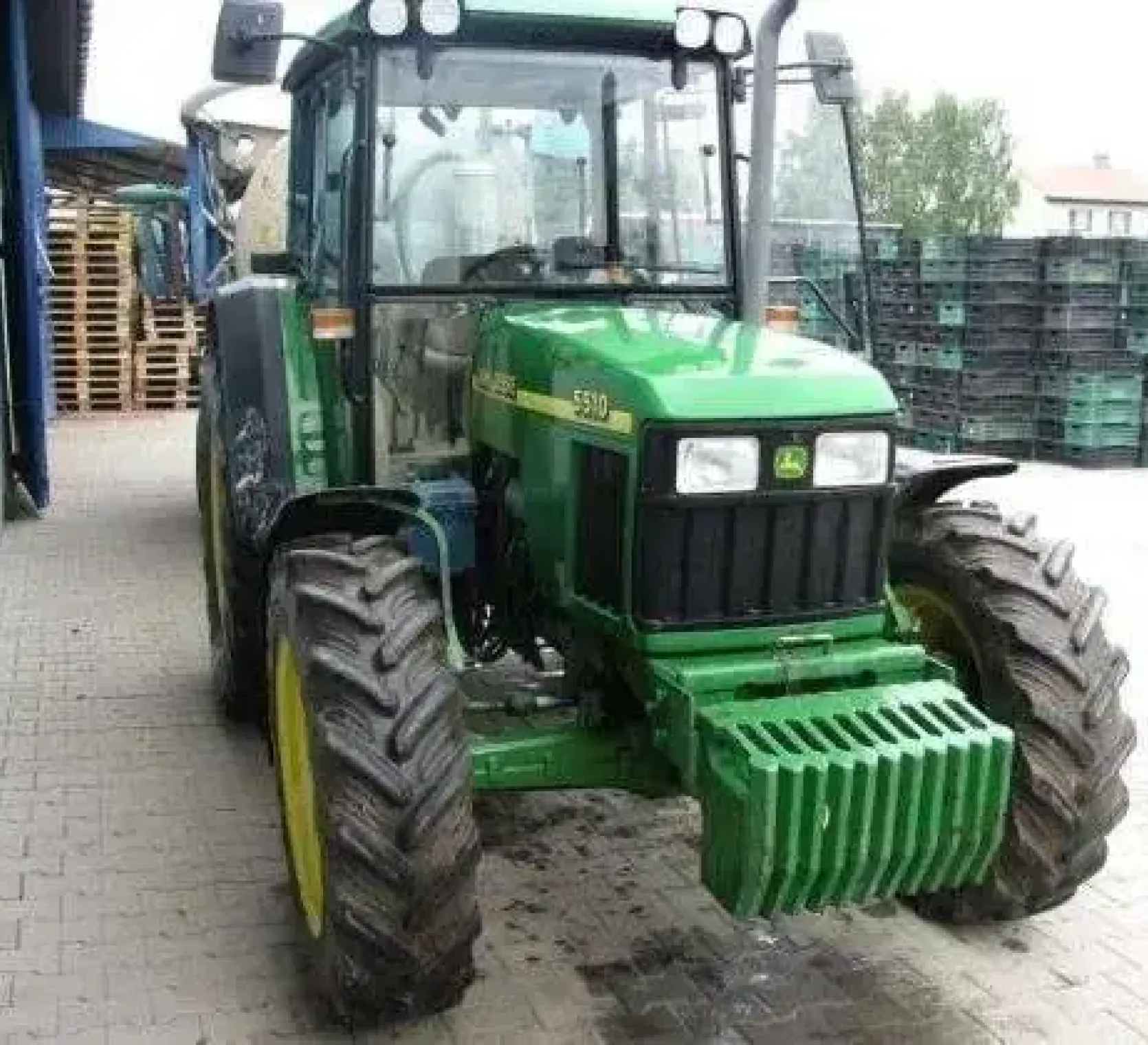 John Deere 5510 z obciążnikami przednimi 2002 korbanek
