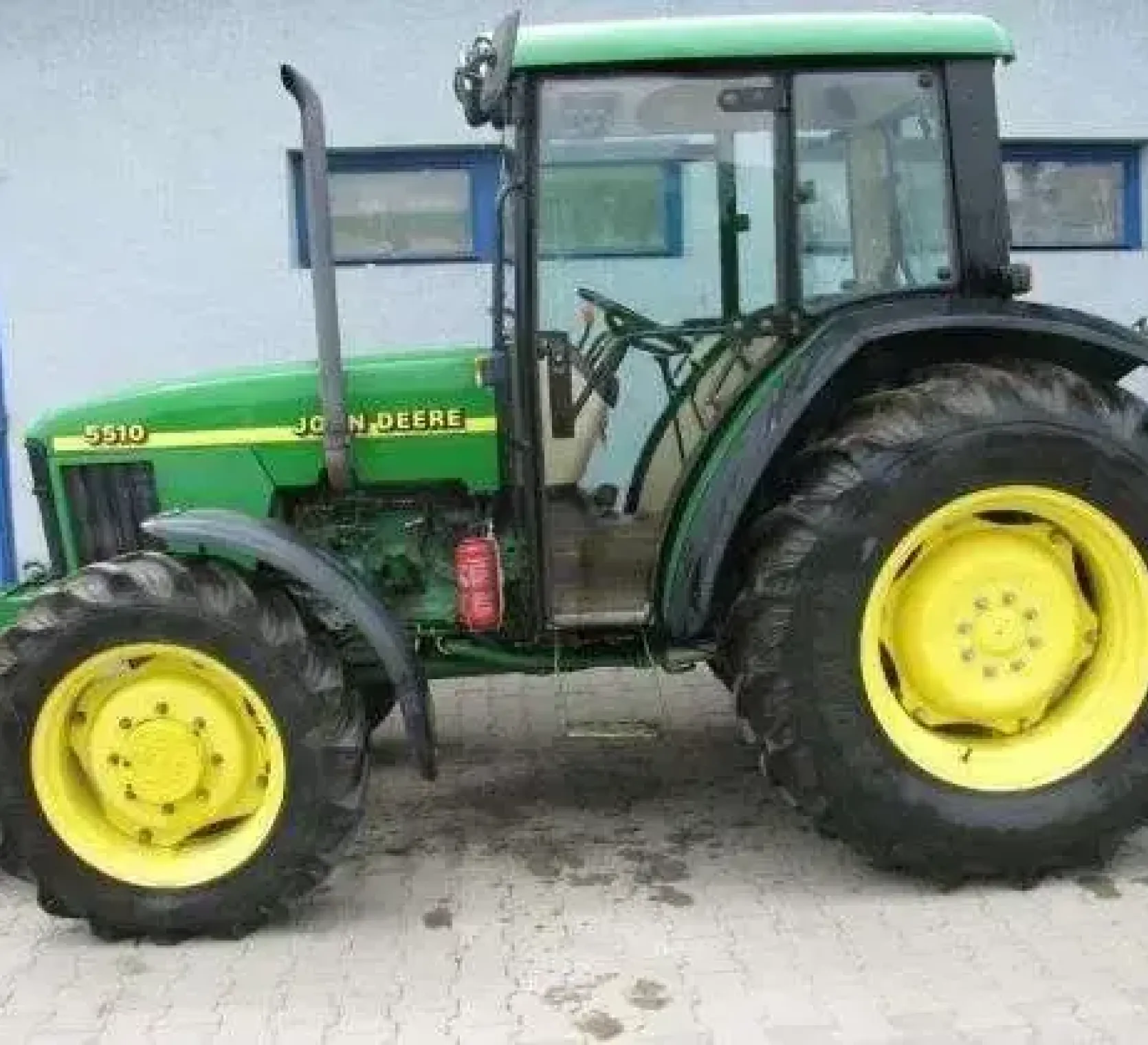 John Deere 5510 ujęcie z boku obciązniki przednie komfort używany jak nowy