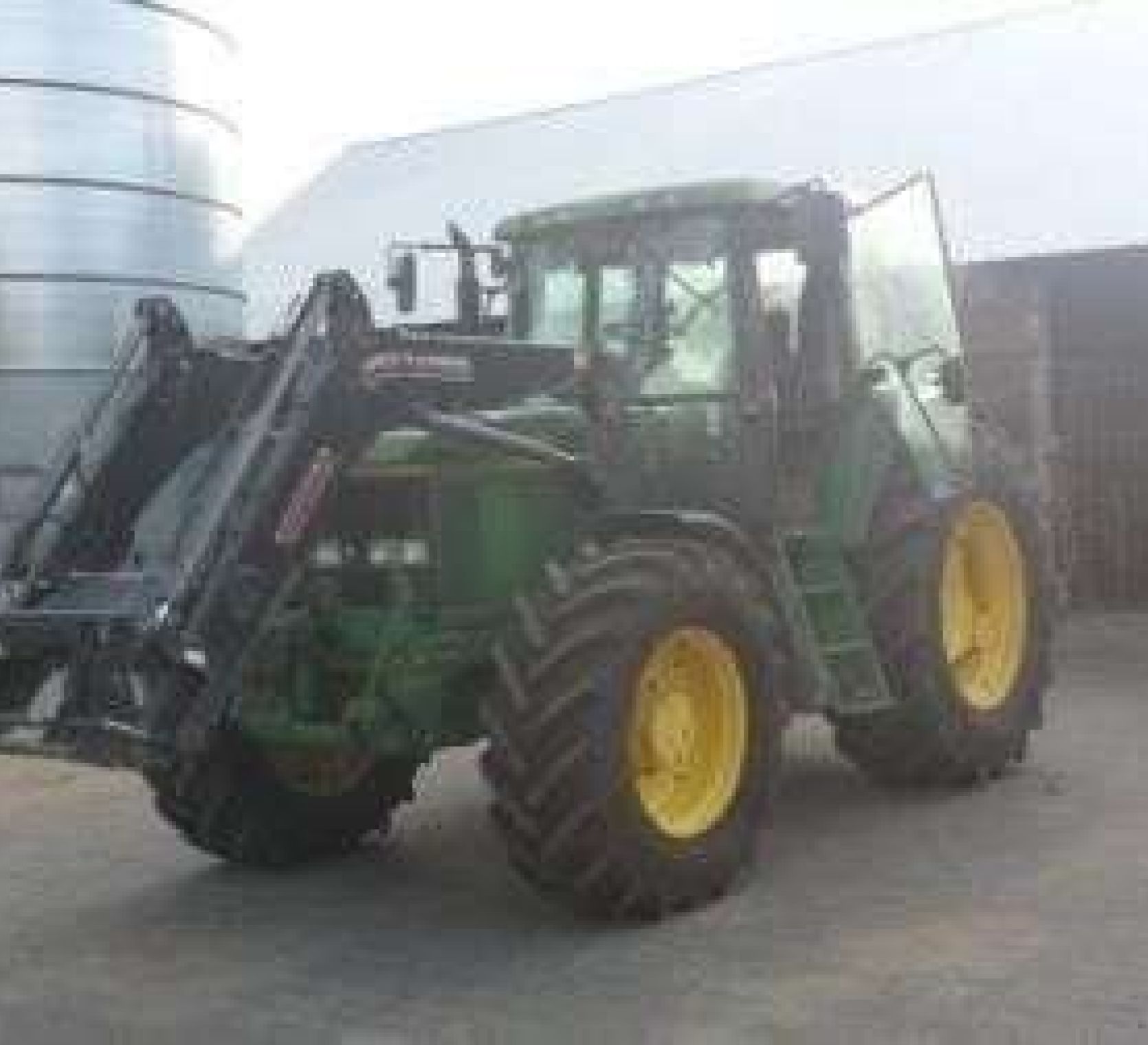 Zdjecie przedstawijace ciągnik JOHN Deere z ładowaczem używany .