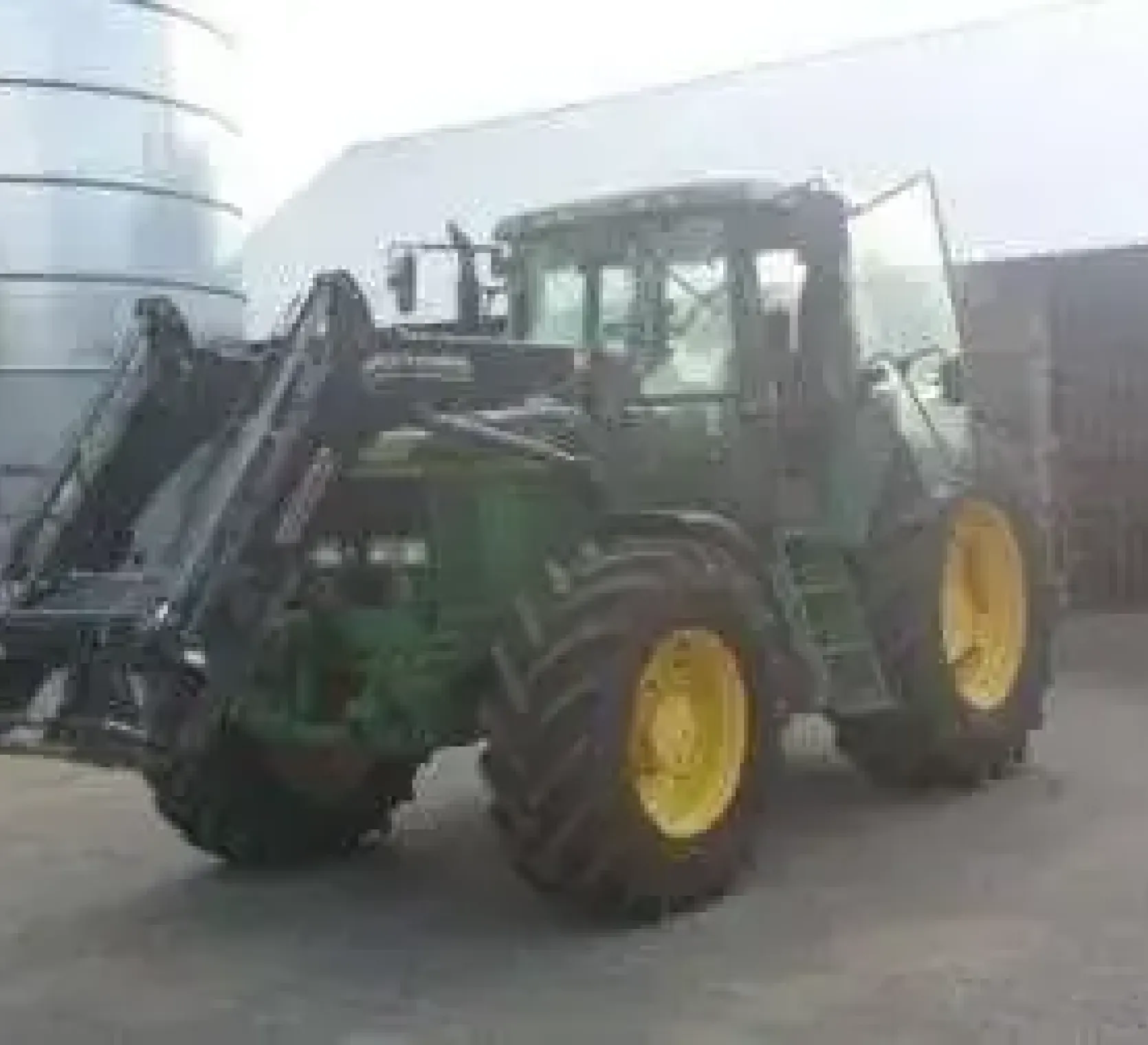 Zdjecie przedstawijace ciągnik JOHN Deere z ładowaczem używany .