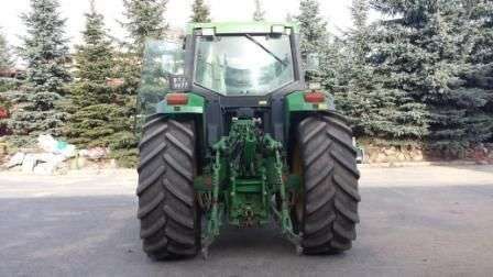 Widok od tyłu w ciągniku John Deere 6900 .