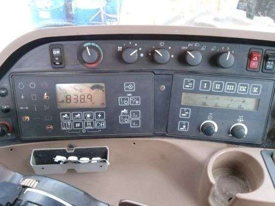 Deska rozdzielcza w traktorze John Deere 8820.
