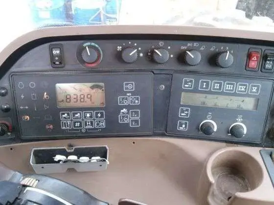Deska rozdzielcza w traktorze John Deere 8820.