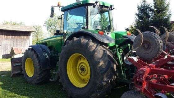 Widok z boku od strony kierowcy traktora john Deere 8320.