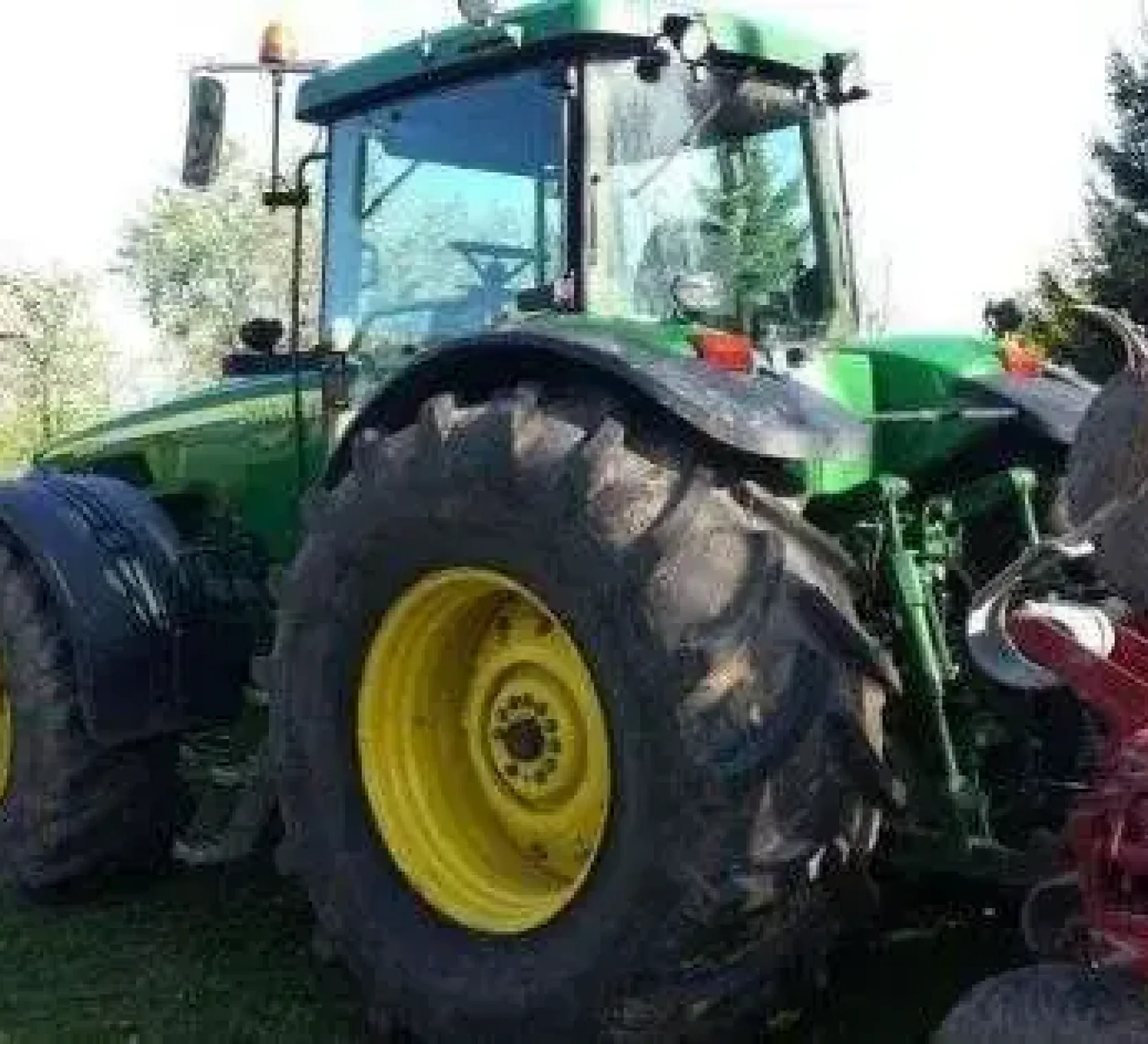 Widok z boku od strony kierowcy traktora john Deere 8320.