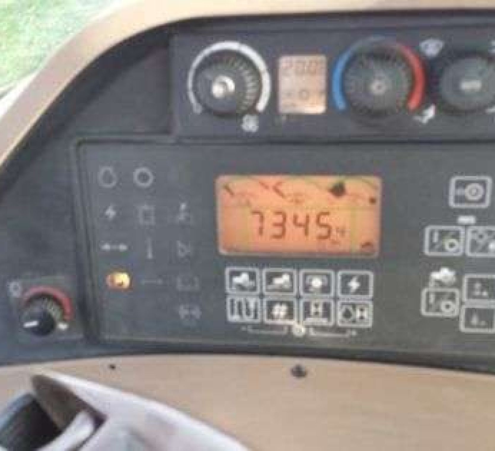 Deska rozdzielcza w ciagniku John Deere 8320 .