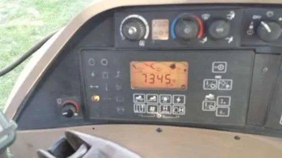 Deska rozdzielcza w ciagniku John Deere 8320 .