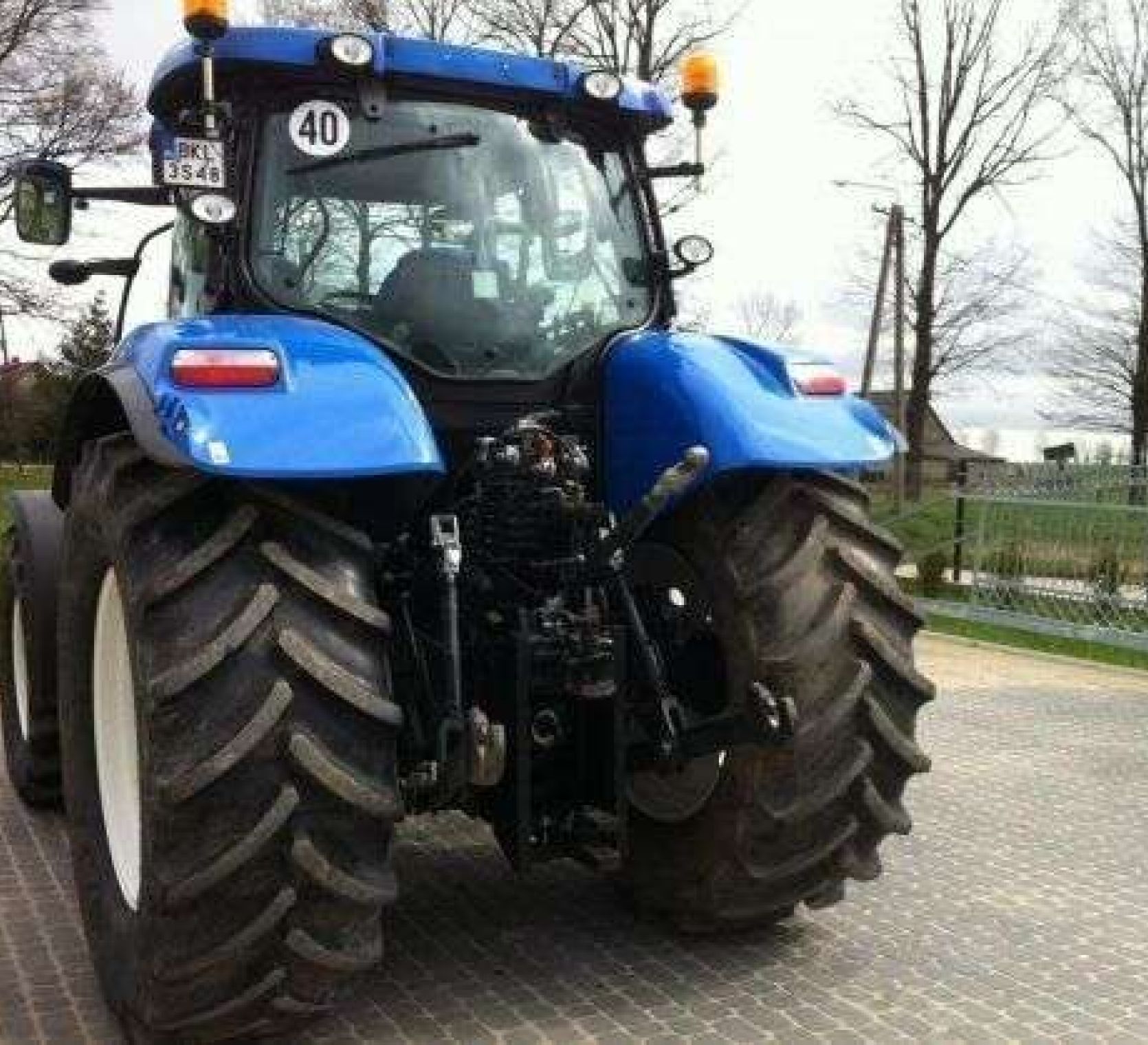 Tył ciągnika rolniczego New Holland T 6080
