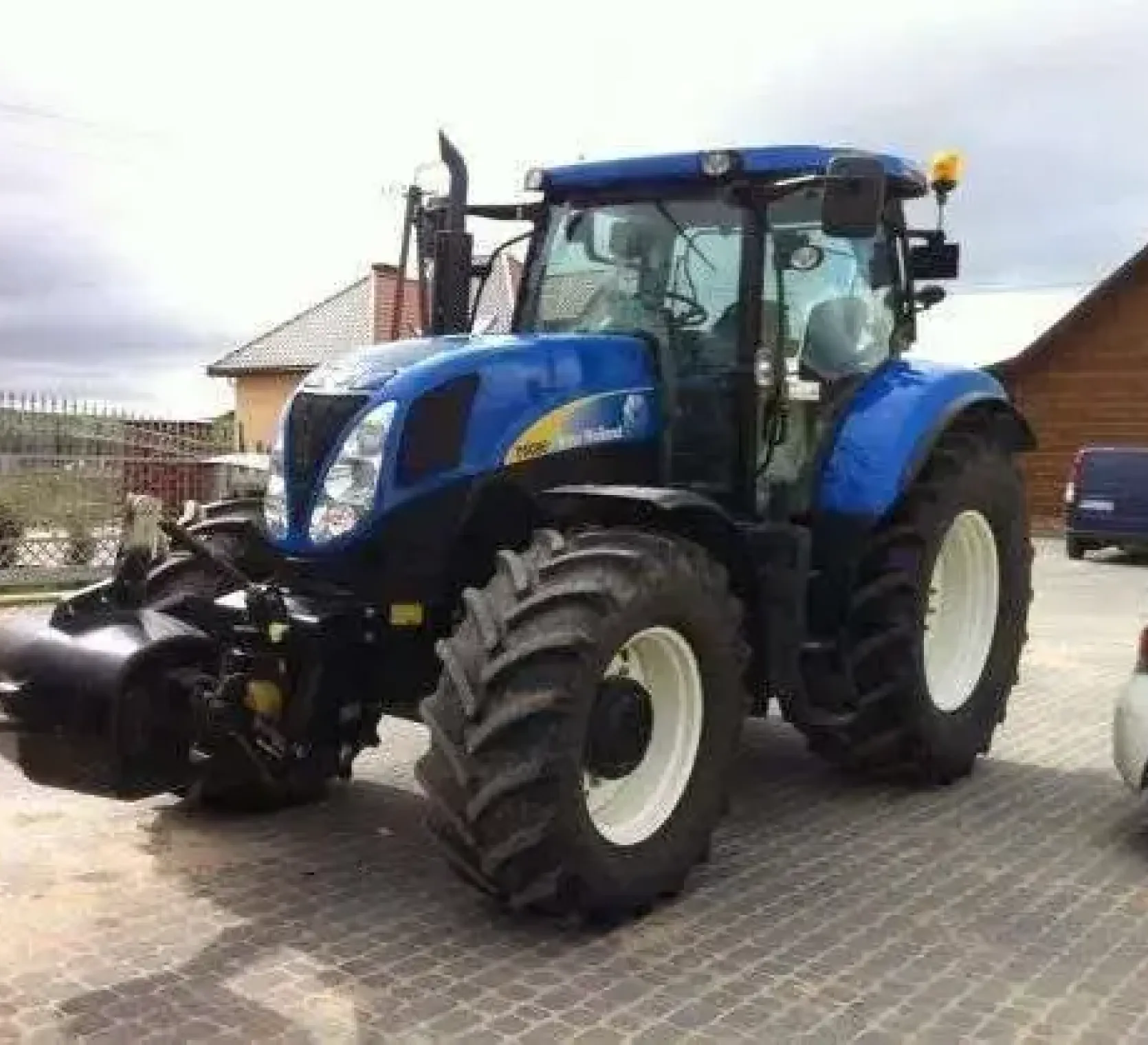 Ciągnik rolniczy New Holland T 6080 z 2011 roku zdjęcie przód