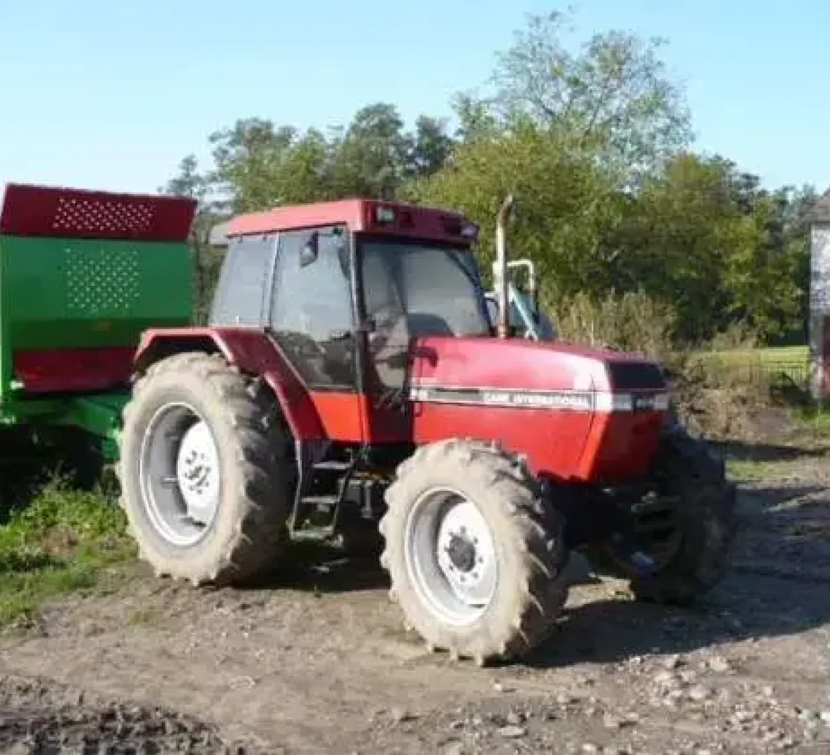 Na gospodarstwie stoi używany ciągnik CASE 5130 MAXXUM